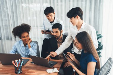 Mutlu iş adamları birlikte çalışır, şirket ofisinde tartışırlar. Profesyonel ve çeşitlilik takım çalışması iş planını bilgisayarda tartışır. Modern çok kültürlü ofis çalışanı. Uyum
