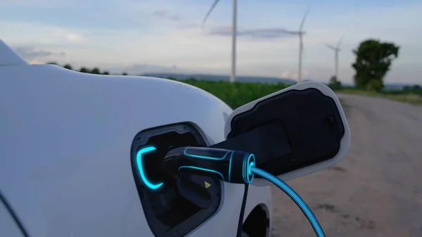 Електричний Автомобіль Заряджає Енергією Від Зарядного Пристрою Вітрогенераторній Фермі Зовнішнім — стокове фото