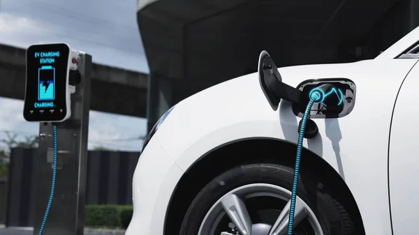 Otoparkta Şarj Edilen Şarjlı Elektrikli Araba Alternatif Temiz Sürdürülebilir Enerji — Stok fotoğraf