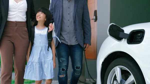 Progressieve Jonge Ouders Dochter Met Elektrische Auto Thuis Oplaadstation Groene — Stockfoto