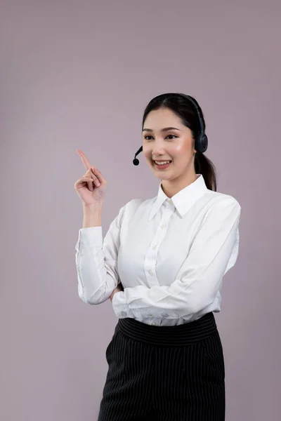 Operador Call Center Feminino Asiático Com Rosto Sorriso Anuncia Oportunidade — Fotografia de Stock