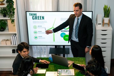 İş adamı lider, CO2 emisyonunu azaltmak ve yenilenebilir alternatif enerji teknolojisiyle daha yeşil bir gelecek için sürdürülebilir ekoloji oluşturmak amacıyla çevre dostu uygulamalar hakkında sunum yaptı. Antika