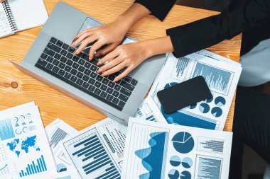 Ofis masasındaki finansal veri raporlarını analiz eden çeşitli bir grup iş analisti. Stratejik pazarlama planlaması için iş zekası analizi çizelgesi ve grafiği.