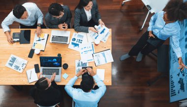 Üst düzey çok ırklı analiz ekibi, stratejik karar için finansal verileri analiz etmek amacıyla dizüstü bilgisayarda BI gösterge ekranını kullanıyor. Fintech pazarlama göstergelerini analiz ediyor. Uyum