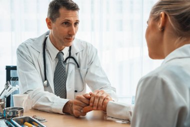 Profesyonel üniformalı doktor hastanedeki ya da klinikteki hastayı muayene ediyor. Sağlık, tıbbi ve doktor servis konsepti. Jivy