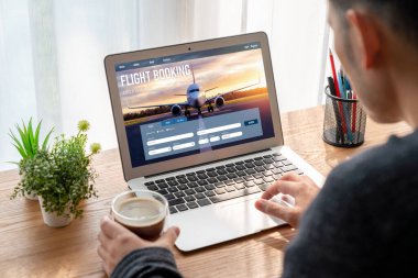 Online uçuş rezervasyon sitesi mod rezervasyon sistemi sağlar. Seyahat teknolojisi kavramı .