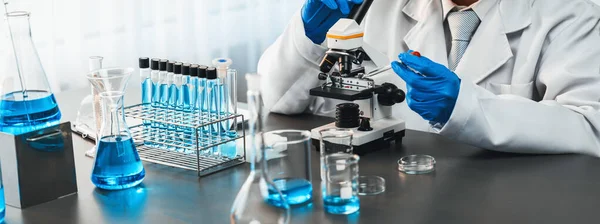 Cientista Realizar Experimentos Químicos Pesquisa Laboratório Médico Como Inovador Desenvolvimento — Fotografia de Stock