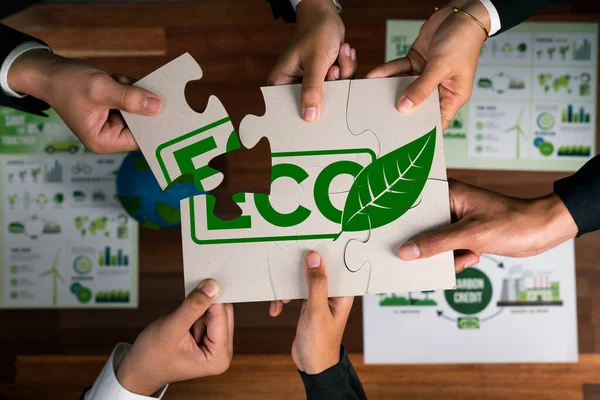 Zusammenhängende Gruppe Von Geschäftsleuten Die Puzzleteile Einem Symbol Für Umweltbewusstsein — Stockfoto