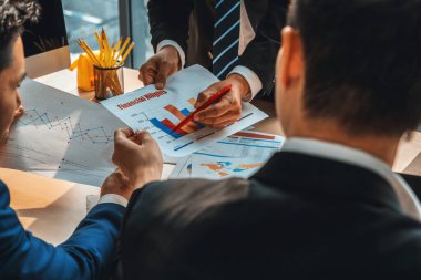 Zeki iş adamı ve iş kadını modern ofis içinde grup toplantılarında konuşuyorlar. İş ortaklığı stratejik planlama ve iş arkadaşlarının beyin fırtınası. Jivy