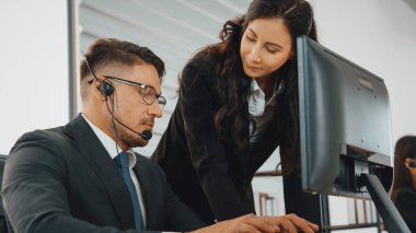 Ofiste çalışan kulaklık takan işadamları uzak müşteri ya da meslektaşlarını desteklemek için çalışıyorlar. Çağrı merkezi, tele pazarlama, müşteri destek acentesi telefon görüşmesinde hizmet sağlıyor. Jivy