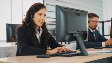 Ofiste çalışan kulaklık takan işadamları uzak müşteri ya da meslektaşlarını desteklemek için çalışıyorlar. Çağrı merkezi, tele pazarlama, müşteri destek acentesi telefon görüşmesinde hizmet sağlıyor. Jivy