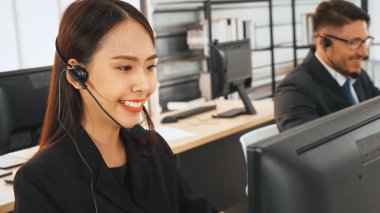 Ofiste çalışan kulaklık takan işadamları uzak müşteri ya da meslektaşlarını desteklemek için çalışıyorlar. Çağrı merkezi, tele pazarlama, müşteri destek acentesi telefon görüşmesinde hizmet sağlıyor. Jivy