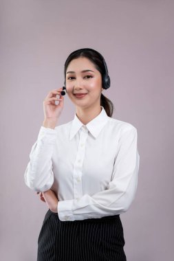 Mutlu yüzlü çekici Asyalı kadın çağrı merkezi operatörü boş alanda iş ilanı veriyor, resmi bir takım elbise ve kişiselleştirilebilir izole bir arka plan takıyor. Coşkulu.