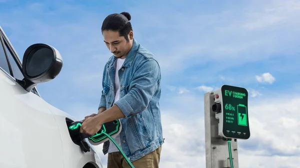 Homem Asiático Inserir Carregador Recarregar Seu Carro Elétrico Recarregando Energia — Fotografia de Stock