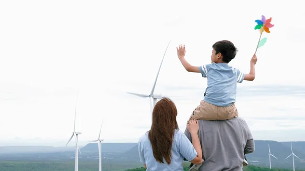Conceito Família Feliz Progressiva Desfrutando Seu Tempo Parque Turbinas Eólicas — Fotografia de Stock