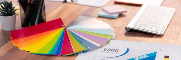 Espacio Trabajo Del Diseñador Gráfico Cuenta Con Una Paleta Colores — Foto de Stock