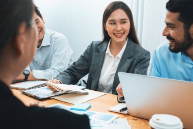 Çok ırklı analist ekibi toplantı masasındaki mali raporu analiz etmek için BI gösterge tablosunu kullanıyor. Çeşitli iş adamlarından oluşan bir grup, FIntech 'in veri analizini başarılı iş pazarlaması için kullanır. Uyum
