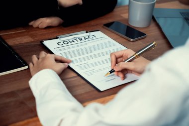 Yakın plan sözleşme imzalama belgesini kalemle imzalama, iş anlaşmasını imzayla mühürleme. İş adamları iş anlaşmasını imzalamak için sözleşmeye imza atıyorlar. Coşkulu.