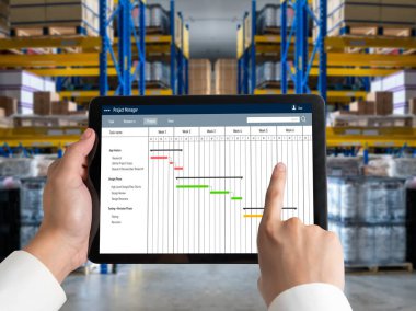 Ekip projesinin zaman çizelgesini gösteren bilgisayar ekranında, modern iş projesi yönetimi için proje planlama yazılımı