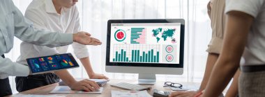 Panorama analist ekibi, FBI Fintech 'i kullanarak dizüstü bilgisayarla mali raporu analiz ediyor. İş adamları iş görüşü için dizüstü bilgisayarda gösterilen kontrol panelini inceliyor. İnceleyin