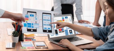 Kağıt kablo arayüzü üzerinde mobil uygulama için UI ve UX tasarımları yapan ön-uç geliştirici ekibin panorama görüntüsü. Kullanıcı dostu UI tasarımı için kullanıcı arayüzü geliştirme ekibi planlama. İnceleyin