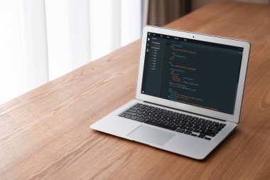 Model uygulama ve program kodlaması için bilgisayar ekranında yazılım geliştirme programlama