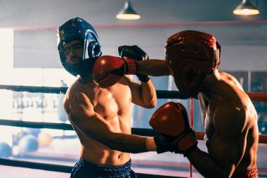 Kasklı iki atletik ve kaslı vücut boksörü ya da boks baş muhafızı vahşi bir boks maçında karşı karşıya. Boks dövüşçüsü boks ringinde dövüşüyor. Impetus