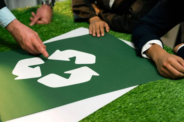 Recycle Symbol Auf Dem Besprechungstisch Büro Mit Geschäftsleuten Die Investitionen — Stockfoto