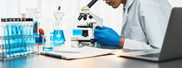 Cientistas Realizam Experimentos Químicos Usando Microscópio Laboratório Médico Para Desenvolver — Fotografia de Stock
