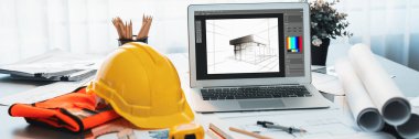 Mimari mimari tasarım, güvenlik kaskı veya başlığı takılı mühendislik çalışma alanı masası üzerine müteahhit proje belgeleriyle tasarım için tasarım planı ve mühendislik aracı tasarladı. İçgörü