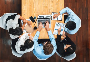 Panorama üst düzey iş analist grubu toplantı masasındaki finansal veri raporunu analiz ediyor. İş zekası analizine göre çizelge ve grafik paneli. Çok titiz.