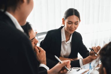 Modern ofis ortamında çalışan çeşitli etnik gruplardan çeşitli iş adamları. Üretken ve çok ırklı ofis çalışanları stratejik ticari pazarlama konusunda tartışmaya giriştiler. Çok titiz.