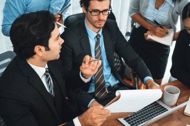 Modern ofis ortamında çalışan çeşitli etnik gruplardan çeşitli iş adamları. Üretken ve çok ırklı ofis çalışanları stratejik ticari pazarlama konusunda tartışmaya giriştiler. Habiliment