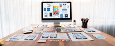 Dizüstü bilgisayar ekranında web ya da mobil uygulama UI UX için dijital ve kağıt kablo tasarımları. Beyin fırtınası ve tasarım uygulama çerçevesi için geliştirici çalışma alanının panoramik görüntüsü. İnceleyin