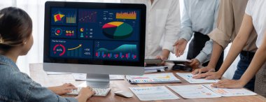 Panorama analist ekibi, FBI Fintech 'i kullanarak dizüstü bilgisayarla mali raporu analiz ediyor. İş adamları iş görüşü için dizüstü bilgisayarda gösterilen kontrol panelini inceliyor. İnceleyin