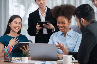 Mutlu iş adamları birlikte çalışır, şirket ofisinde tartışırlar. Profesyonel ve çeşitlilik takım çalışması iş planını bilgisayarda tartışır. Modern çok kültürlü ofis çalışanı. Uyum