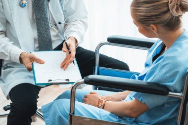 Profesyonel üniformalı doktor hastanedeki ya da klinikteki hastayı muayene ediyor. Sağlık, tıbbi ve doktor servis konsepti. Jivy