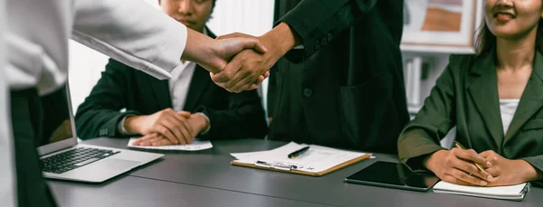 Erfolgreiches Vorstellungsgespräch Business Office Endet Mit Handschlag Wenn Der Angestellte — Stockfoto