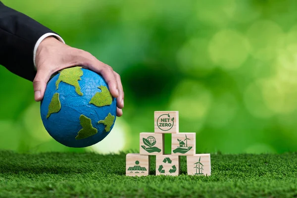 Üzletember Kéz Papír Gömbbel Nettó Nulla Szimbólum Kocka Környezettudatosság Etikus — Stock Fotó