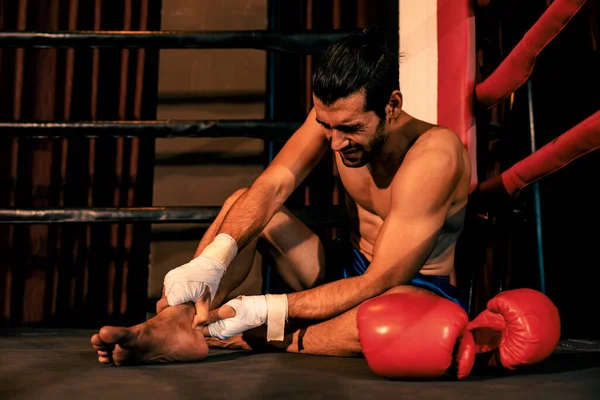 Kaukasischer Boxer Mit Schmerzen Und Verletzungen Nach Intensivem Boxtraining Oder — Stockfoto