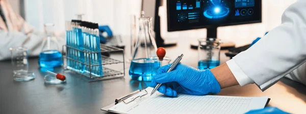 Grupo Cientistas Dedicados Trabalhando Software Computador Biotecnologia Avançada Para Estudar — Fotografia de Stock