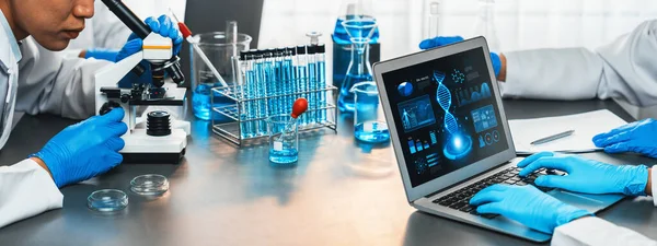 Engagierte Wissenschaftlergruppe Die Fortschrittlicher Computersoftware Für Die Biotechnologie Arbeitet Dna — Stockfoto