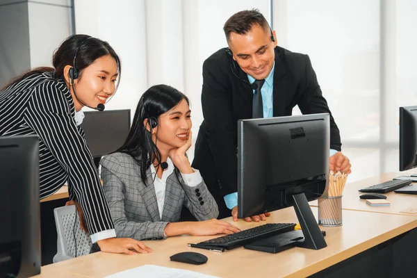 Ofiste çalışan kulaklık takan işadamları uzak müşteri ya da meslektaşlarını desteklemek için çalışıyorlar. Çağrı merkezi, tele pazarlama, müşteri destek acentesi telefon görüşmesinde hizmet sağlıyor. Jivy