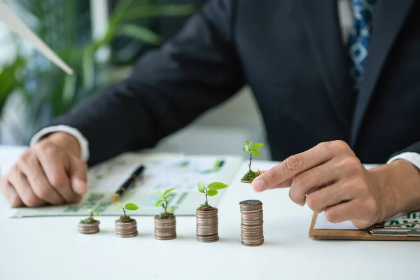 Podnikatel Hromadou Mincí Své Kanceláři Jako Udržitelné Investice Růstu Peněz — Stock fotografie