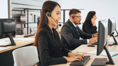 Ofiste çalışan kulaklık takan işadamları uzak müşteri ya da meslektaşlarını desteklemek için çalışıyorlar. Çağrı merkezi, tele pazarlama, müşteri destek acentesi telefon görüşmesinde hizmet sağlıyor. Jivy