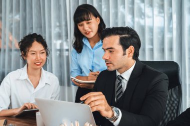 Modern ofis ortamında çalışan çeşitli etnik gruplardan çeşitli iş adamları. Üretken ve çok ırklı ofis çalışanları stratejik ticari pazarlama konusunda tartışmaya giriştiler. Çok titiz.