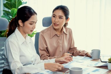 Analist ekip arkadaşları dijital torpido gözündeki finansal verileri, çizelgeleri ve grafiği destekleyici bir ekip çalışması ile tartıştılar. Profesyonel ofis pazarlama planlamak için iş zekasını kullanır. Coşkulu.