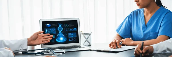 一组医生或研究人员用手提电脑研究Dna中的遗传病 分析基因数据 制定医疗策略 并制定具有创新解决方案的医疗计划 新时代 — 图库照片