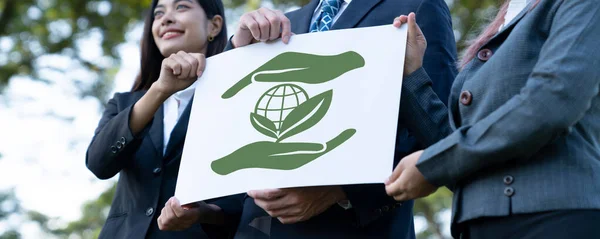 Gruppe Von Geschäftsleuten Stehen Vereint Und Halten Umweltfreundliche Idee Und — Stockfoto