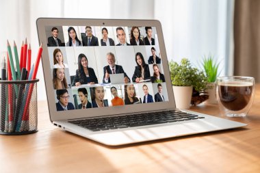 İş dünyasından iş adamlarının modern sanal grup toplantısı için video konferansındaki iş adamları